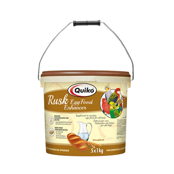 Quiko Rusk 5Kg Semola de Trigo. Quiko RUSK también es ideal para mezclar de manera uniforme aditivos como productos farmacéuticos y colorantes en el alimento de crianza cuando sea necesario.Mantener en lugar fresco y seco. Trigo al horno mantiene la comida de huevo fresca y húmeda Composición: trigo, sal y levadura. Cantidad recomendada: 1) Agregue 1 parte de Quiko RUSK a 1 parte de agua (1 parte = 1 taza) 2) Deje que Quiko RUSK consuma aproximadamente de 3 a 5 minutos hasta que haya absorbido el agua. 3) Agregue el Quiko RUSK húmedo a la comida de huevo: 4 partes de comida de huevo a 1 parte de Quiko RUSK. 4) Revuelva la masa uniformemente y alimente la mezcla al alimento convencional. Puedes congelar grandes cantidades hasta por una semana. Formatos; Cubo de 5 Kgrs.